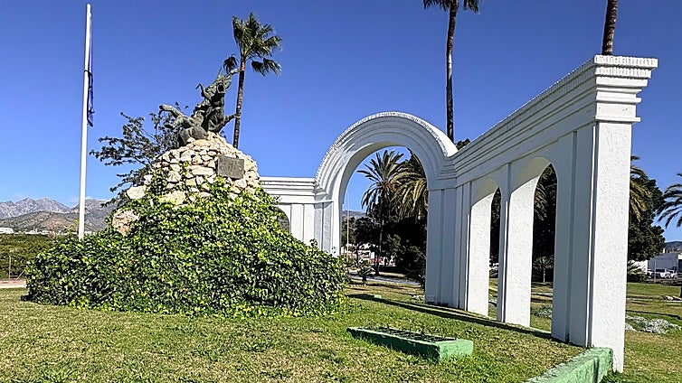 Nerja’s bronze giant marks 40 years as Spain’s first tribute to EEC