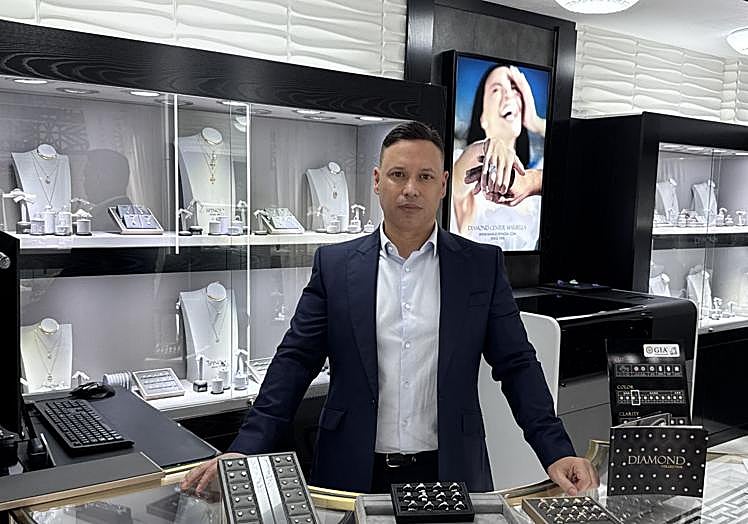 Manuel Spinosa, a GIA-accredited gemmologist.