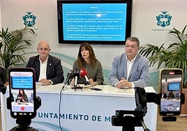 Mata flanked by the councillors for urbanisations and the treasury.