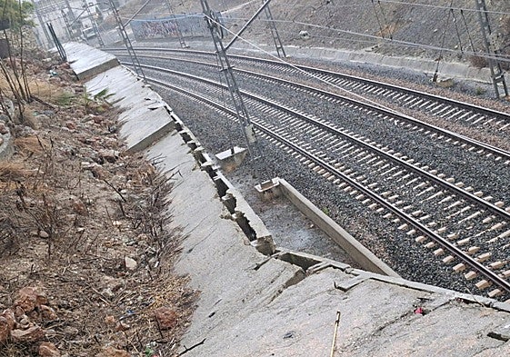 Large cracks in the wall next to the Cercanías tracks in Benalmádena.