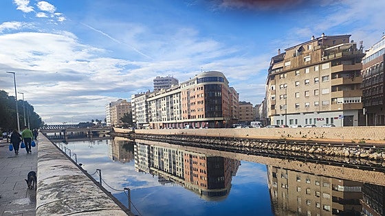 Why is the water of Malaga's Guadalmedina river black?