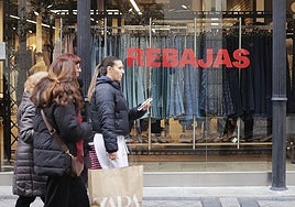 City shoppers: consumer spending is boosting the Spanish economy.