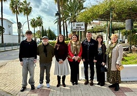 The event was attended by the town's mayor, Margarita del Cid (c), along with family members, friends and former pupils.