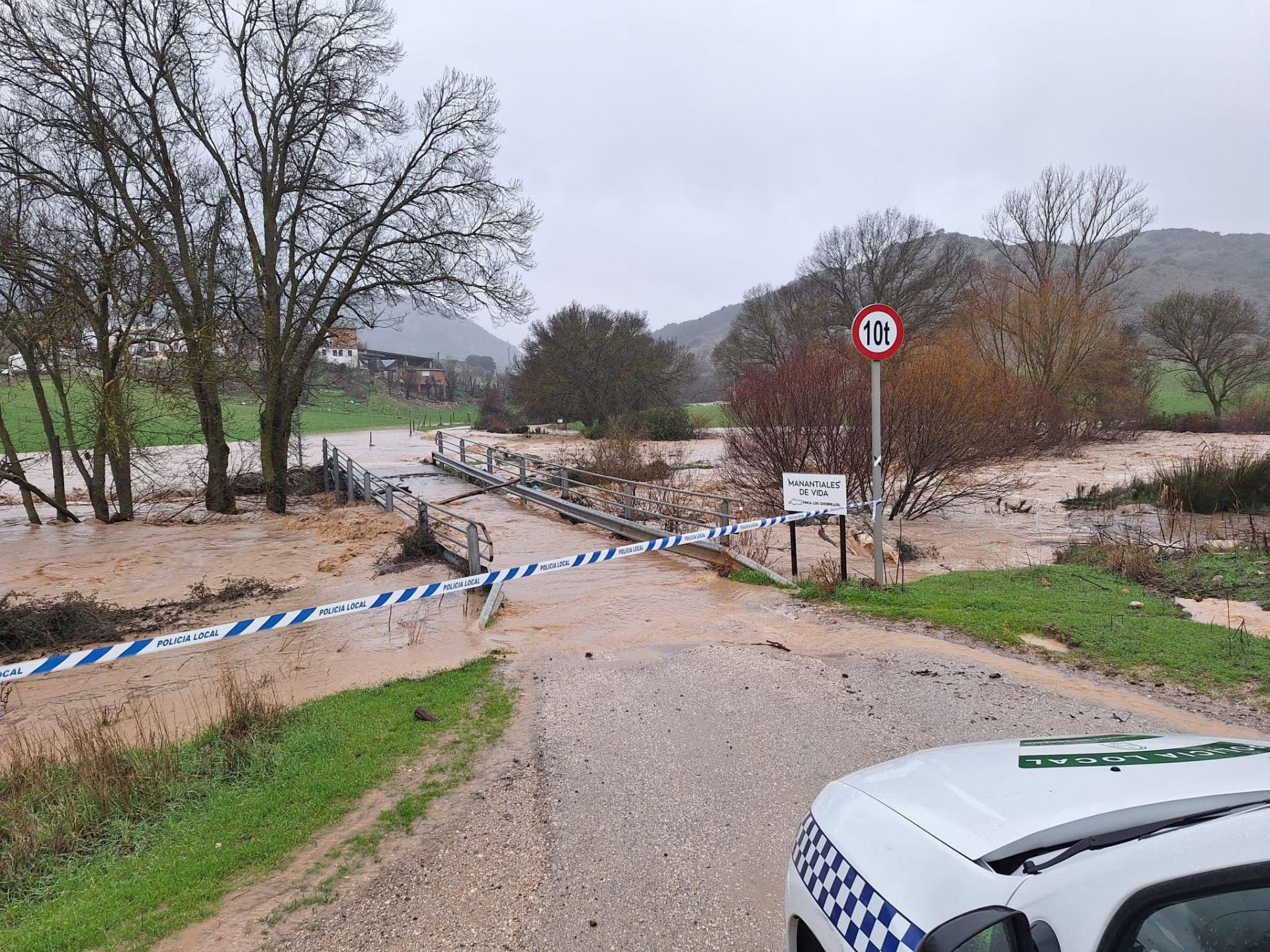 After the river Guadalhorce overflowed near Villanueva del Rosario, the Tejar and Platero bridges were closed as a precaution.