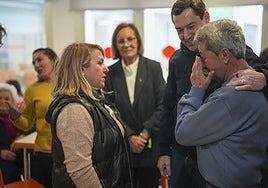 Juanma Moreno, with evacuated residents in Dudar
