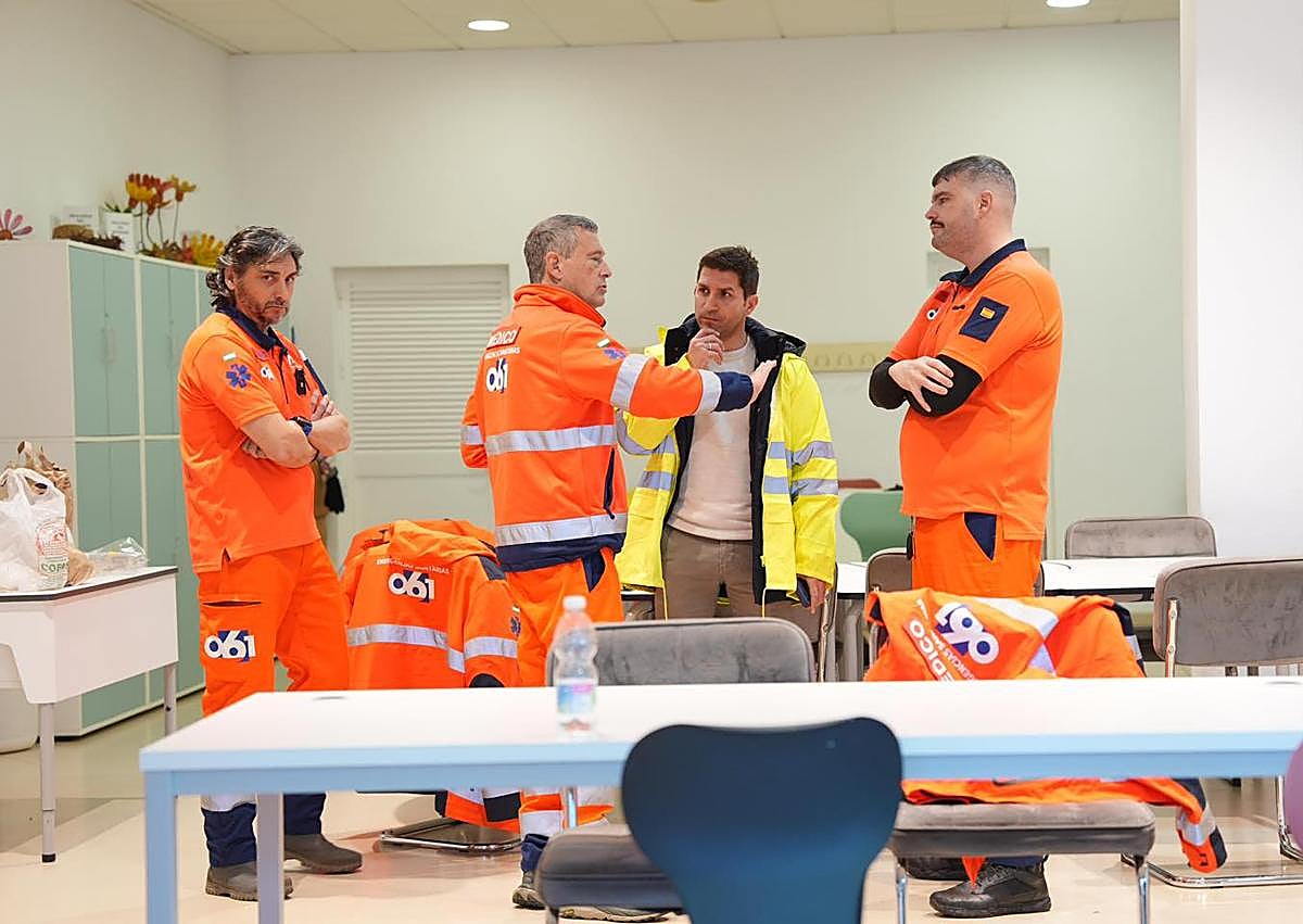 Imagen secundaria 1 - The local school ready to take in evacuees, the mayor of Casares speaks to 061 staff in the field hospital and a local resident is given information by the town hall.