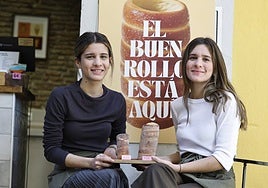 Paulina and Daniela Coronado with the chimney cakes they offer in two sizes in Malaga.