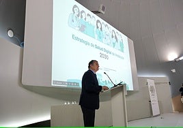 Regional health minister presenting Andalucía's digital health strategy on Monday.