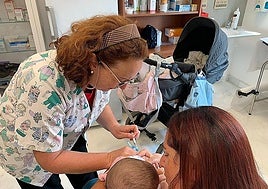 A nurse vaccinates a child in Rincón de la Victoria.