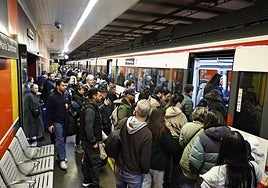 People crowding to board a Cercanías train in Malaga that ran as part of the minimum service on Monday.