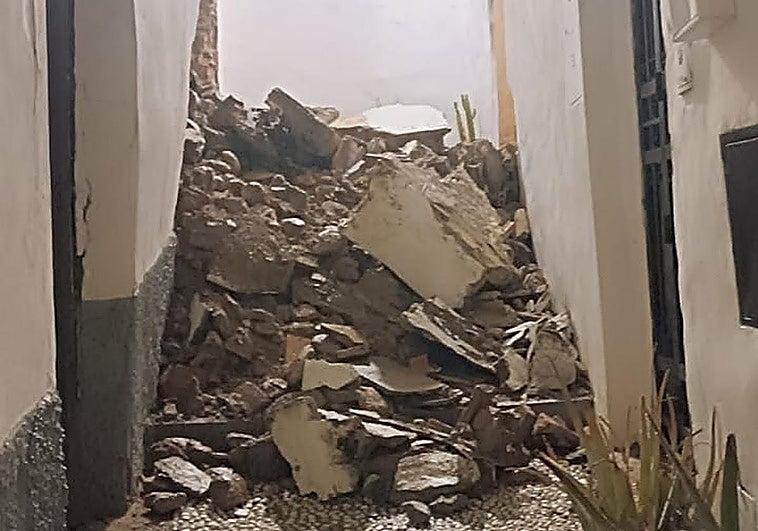 Street in Granada's historic Albaicín cut off after wall collapses