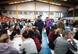 The evacuees having lunch in the sports hall in Ronda.