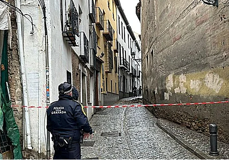 Street cut off in the Albaicín after part of convent façade collapses.