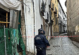 Street cut off in the Albaicín after part of convent façade collapses.