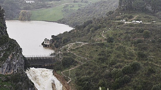 Controlled water release at Montejaque dam allows residents to return following flood threat