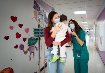 The mother of a baby boy admitted to the fourth floor of the Maternity Hospital receives support from a health worker.
