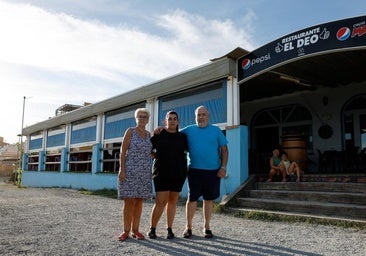 María Teresa Zaragoza and Miguel Galo, with their daughter, in front of the restaurant they run in Rincón.