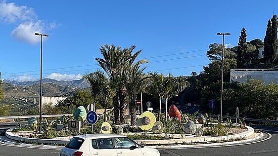Almuñécar roundabouts transformed by giant subtropical fruit sculptures