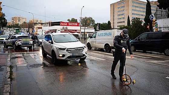 Malaga 112: car runs over two elderly people near Hospital Materno