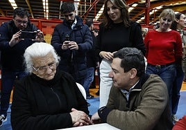 President of the regional government of Andalucía Juanma Moreno talking to an elderly evacuee at the sports centre in Ronda.