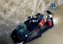 Malaga firefighters perform dramatic bridge rescue after car plunges into river