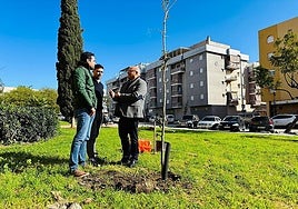 Mayor Jesús Lupiañéz (right) in one of the areas that will have new trees