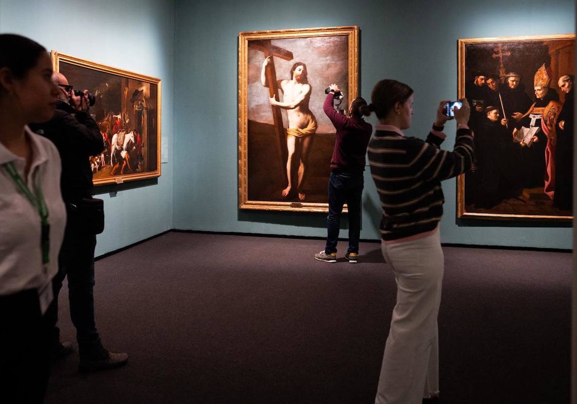 In the background, Cristo Resucitado Abrazado a la Cruz, Grand Master Guido Reni.