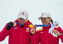 Oriol Cardona and Ana Alonso with their bronze medals.