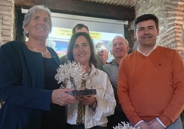 Leila Bayandor Lawson receiving the award on Sunday with the mayor of Riogordo, Antonio Ales.