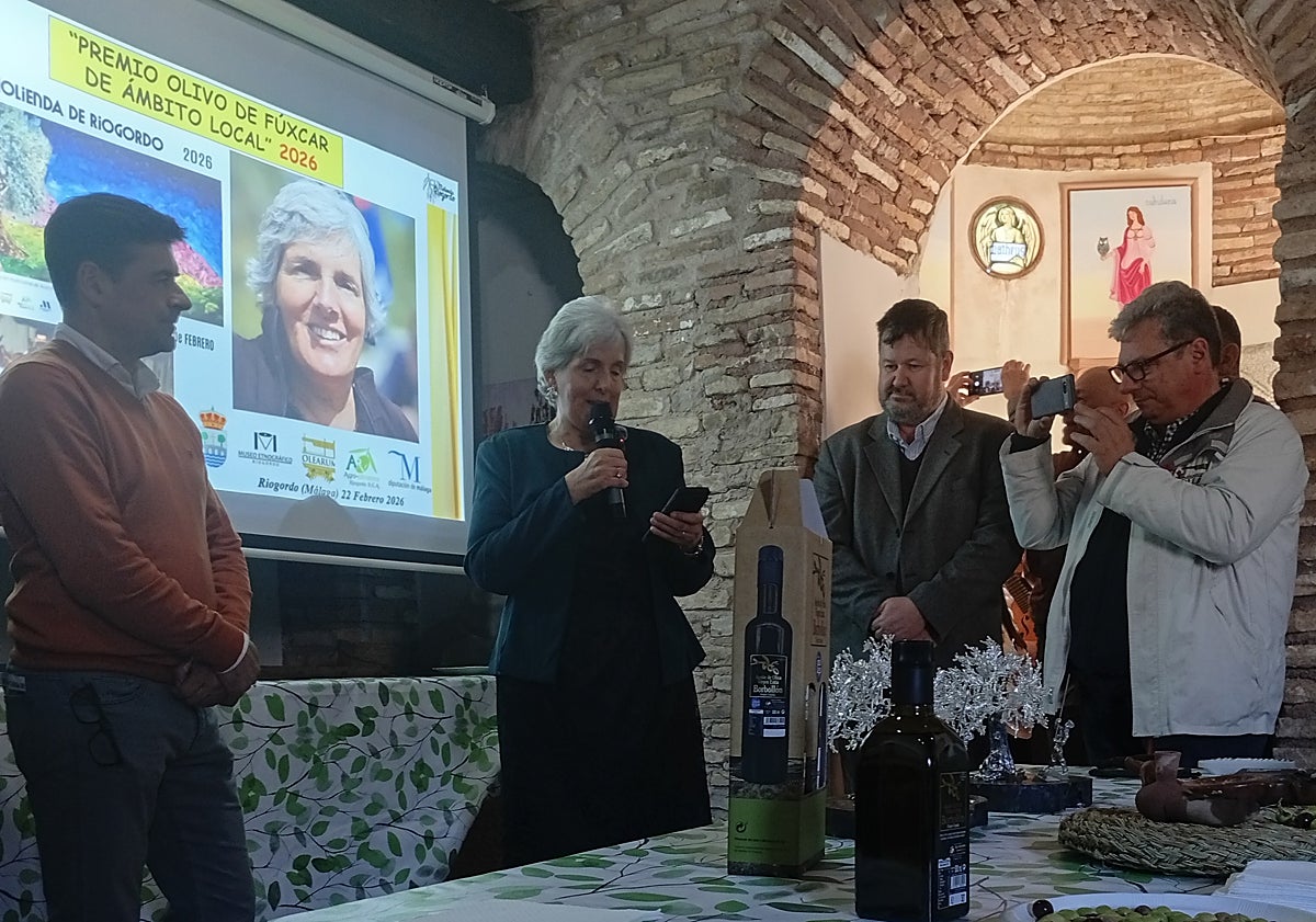 Imagen principal - Leila giving her acceptance speech; outside the ethnographic museum; oilve stone spitting competition