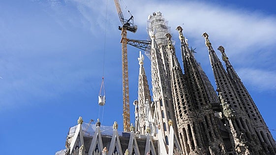 Cross completed on Sagrada Família's highest tower in Barcelona