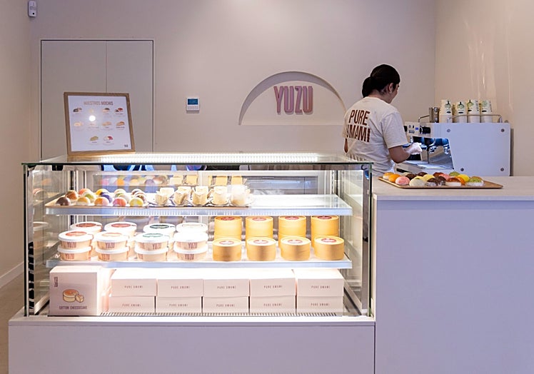 Display case with mochis, tiramisu and cheesecakes.