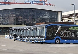 The new EMT electric buses parked at the Puerto de Málaga station.