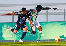 A duel during Marbella's defeat to Atlético Sanluqueño on Saturday.