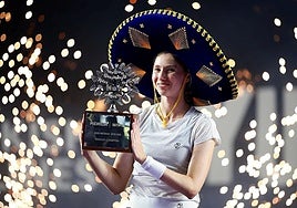 Cristina Bucsa lifts the singles trophy in Mérida, Mexico.