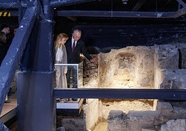 The Mayor of Malaga and Baroness Thyssen visit the archaeological remains.