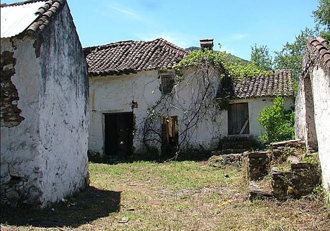 The remains of Moclón village.