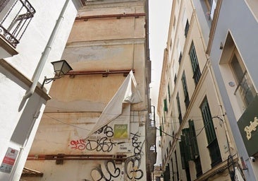 The building on Calle Beatas 47 in Malaga, with scaffolding supporting the facade.