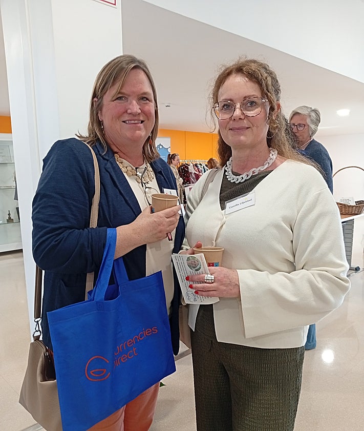 Imagen secundaria 2 - Costa Women founder Ali Meehan with participants holding up their copies of SUR in English, mayor of Mijas Ana Carmen Mata; Dawn Richardson and Camilla Liljeblad during a networking session