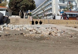 Loss of sand and damage at Calle Decano José Gómez Rando, in La Carihuela.