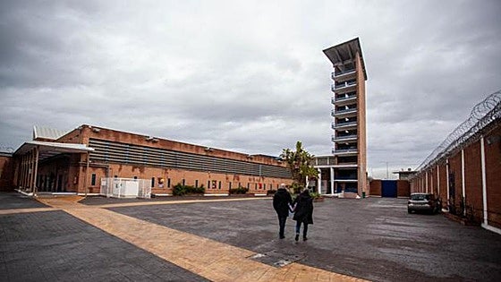 Malaga prison reports tension after inmate bites guard