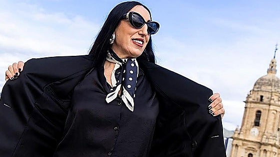 Spanish fashion muse with Picasso-esque beauty picks up award in Malaga