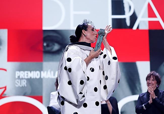 Rossy de Palma with the SUR-Málaga prize at Malaga Film Festival.