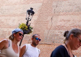The crack in the facade of the Sagrario church in Malaga.