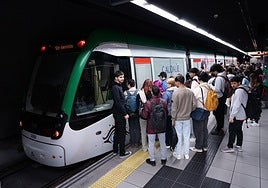 Passengers crowding in front of an out-of-service metro train in Malaga on Thursday morning.