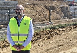 The president of Adif at the slope collapse site in Álora.