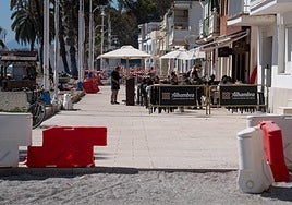A terrace that one of the restaurants set up on Monday, over the new pavement in Malaga's Pedregalejo district.