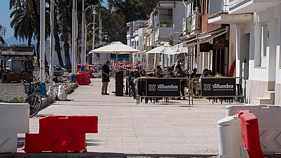 Malaga residents denounce restaurants for leaving no pedestrian space during promenade rehabilitation
