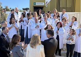 Applause from the professionals after the inauguration of the new facilities by the Regional Minister of Health and the Mayor of Marbella.