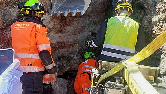 Malaga mountain villages mourn death of one of two workers trapped by construction site collapse